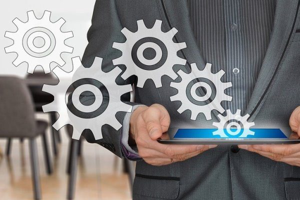 businessman-2606506_1280